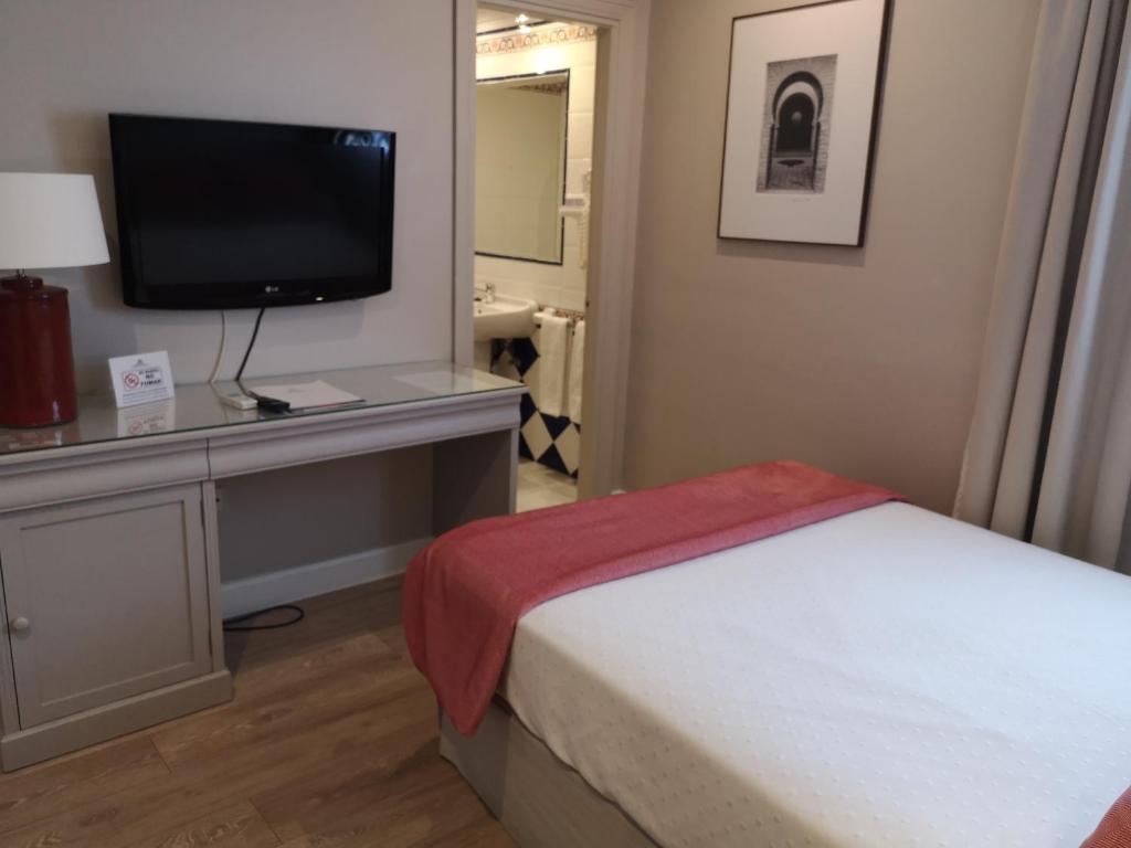 Televízia a/alebo spoločenská miestnosť v ubytovaní Hotel Doña Blanca