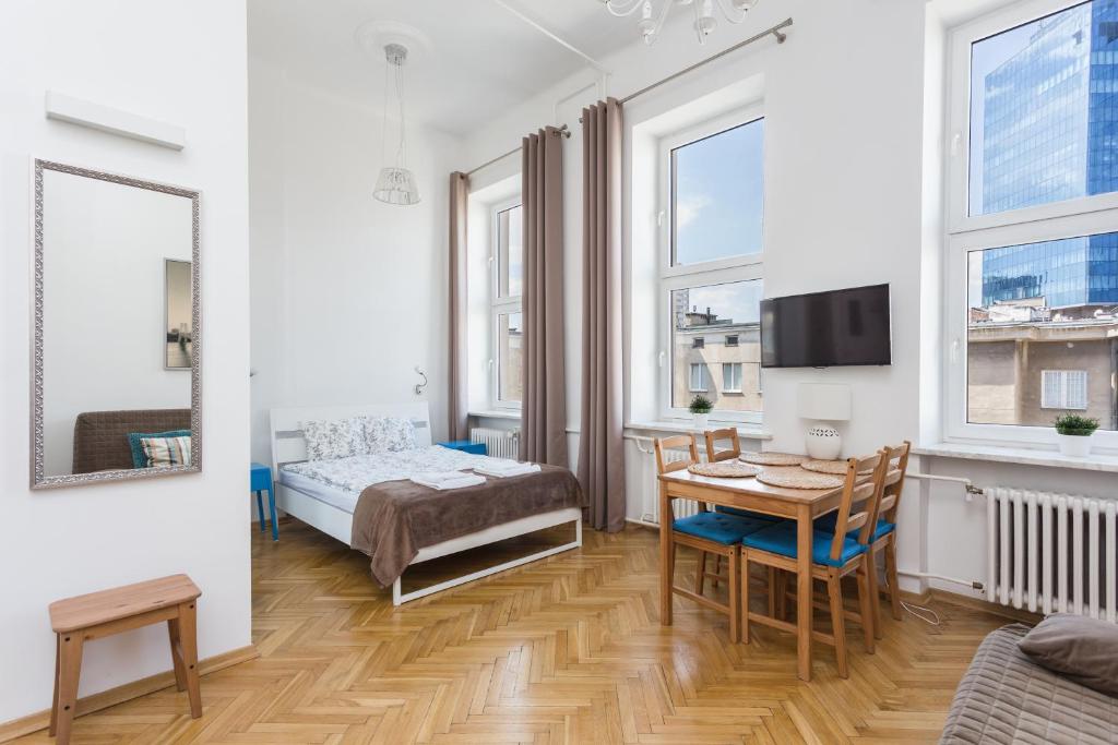 Televízia a/alebo spoločenská miestnosť v ubytovaní Latte Apartment