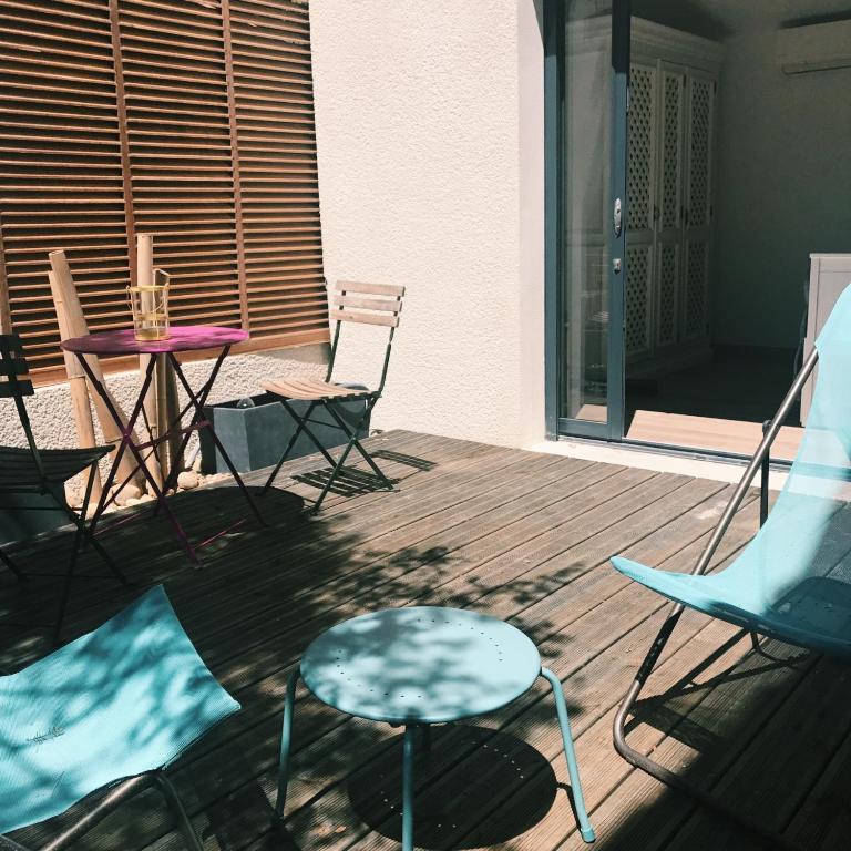 un patio avec des chaises et une table sur une terrasse dans l'établissement studio avec exterieur, à Eyragues