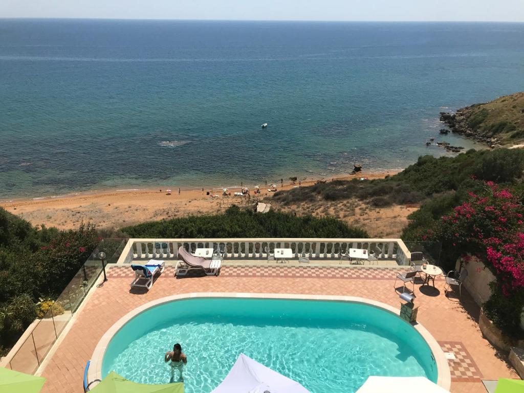 una piscina con vista sulla spiaggia di Casa Elvira a Isola Capo Rizzuto