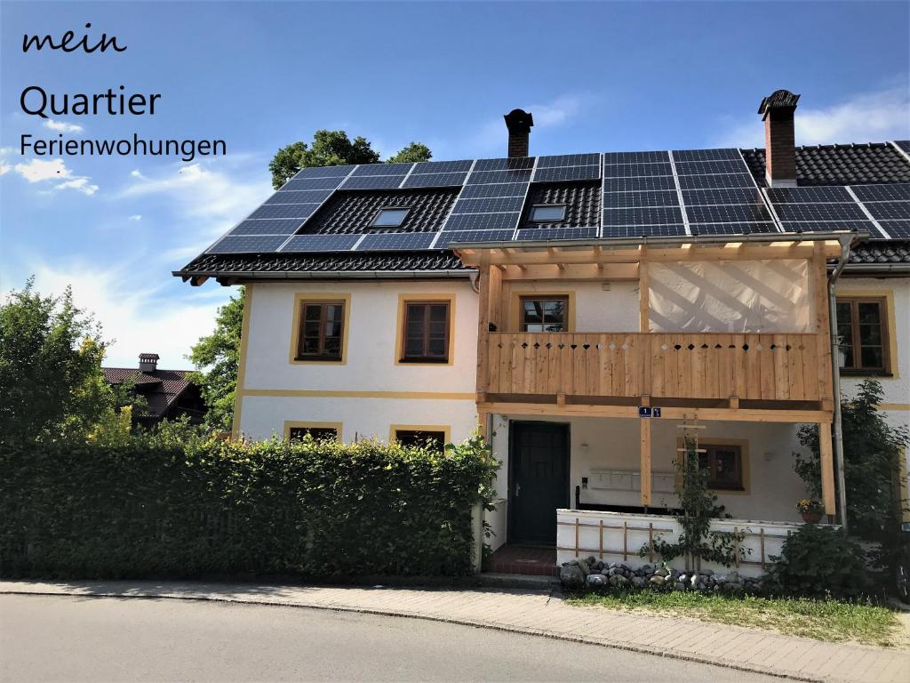 ein Haus mit Sonnenkollektoren auf dem Dach in der Unterkunft mein Quartier in Oberammergau