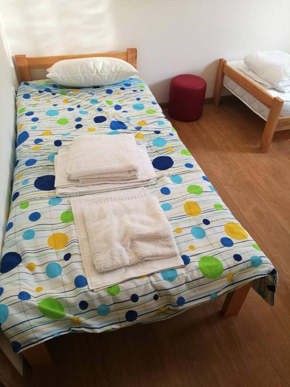 Rúm í herbergi á Apartmani Gmitrovic