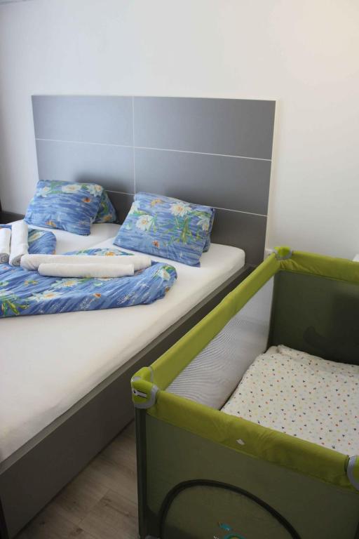 Postel nebo postele na pokoji v ubytování Apartman Kyjev