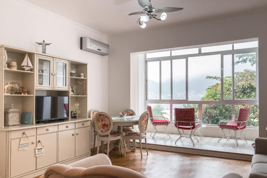 salon ze stołem i krzesłami oraz oknem w obiekcie Apartamento Seaviews w mieście São Vicente