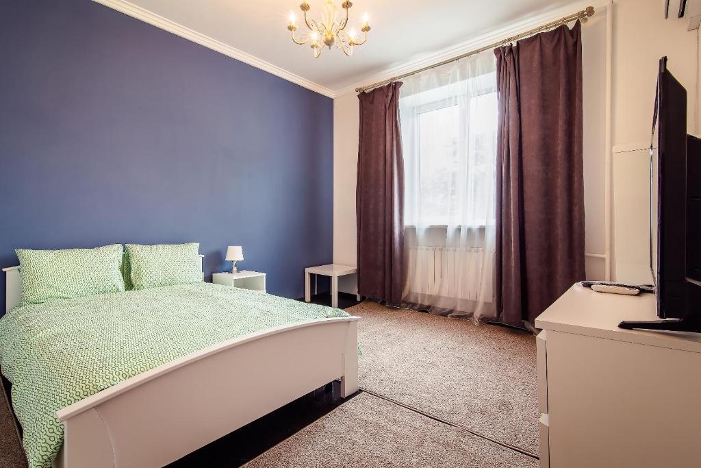 モスクワにあるDream House Smolenskiy Bul'varの青いベッドルーム(ベッド1台、窓付)