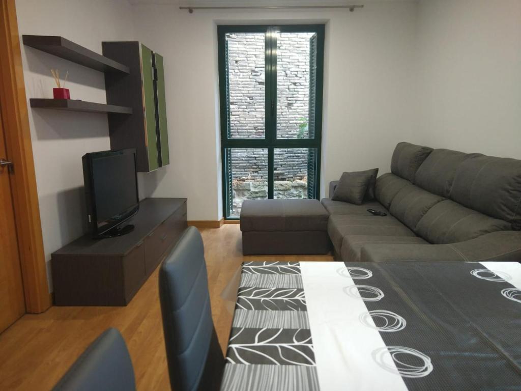 - un salon avec un canapé et une télévision dans l'établissement Apartamento Centro Historico, à Pampelune