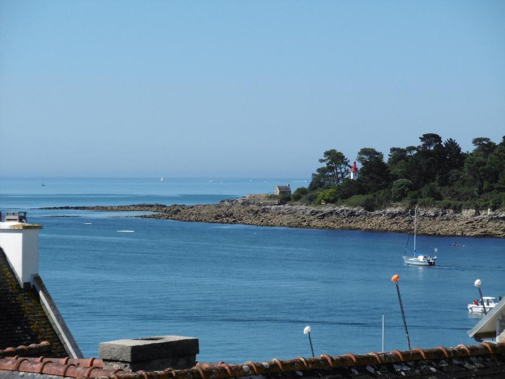 a view of the ocean from a house at Appartements Duplex de Charme à Bénodet Vue Mer in Bénodet