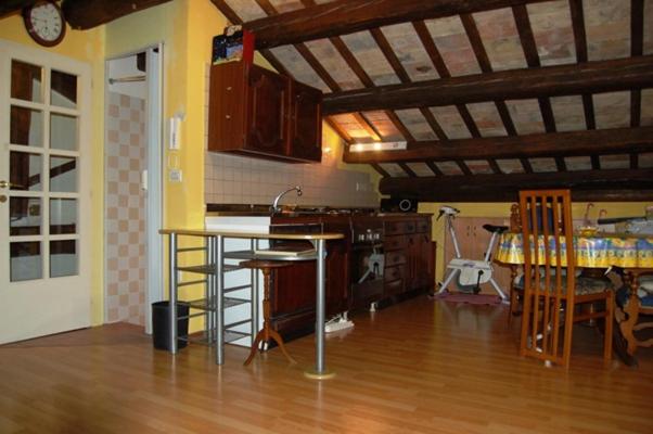 cocina con mesa y sillas en una habitación en Il Casolare, en Mombaroccio