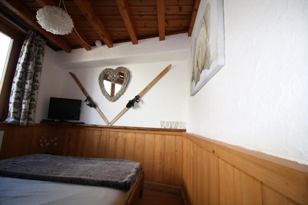 TV a/nebo společenská místnost v ubytování Appartement duplex de charme hyper centre à Val d'Isère