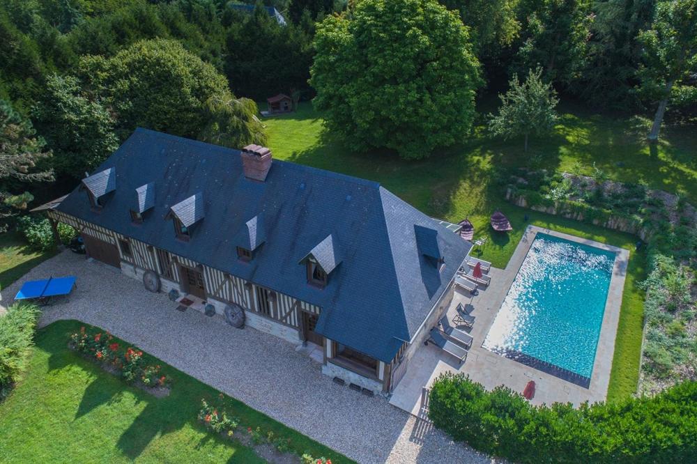 uma vista aérea de uma casa com piscina em Maison Normande de Caractère A Colombages em Saint-Hymer