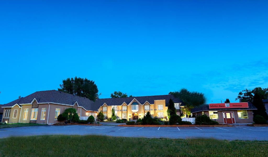 Une rangée de maisons dans un parking dans l'établissement Fullerton Manor Inn, à Niagara Falls