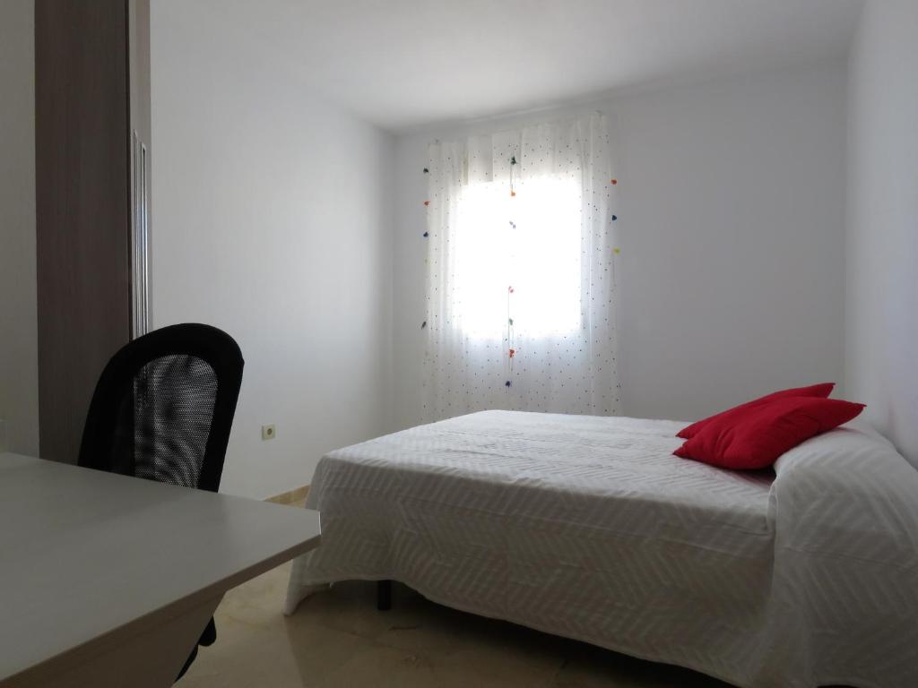 Łóżko lub łóżka w pokoju w obiekcie Atico Torremolinos