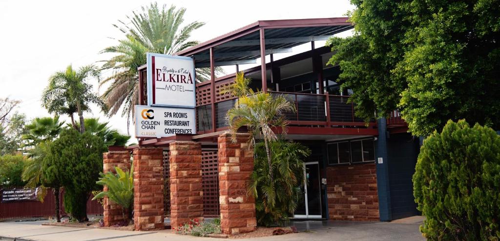 um edifício com placas na lateral em Elkira Court Motel em Alice Springs