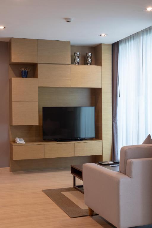 TV a/nebo společenská místnost v ubytování Sanae' Hotel Nimman