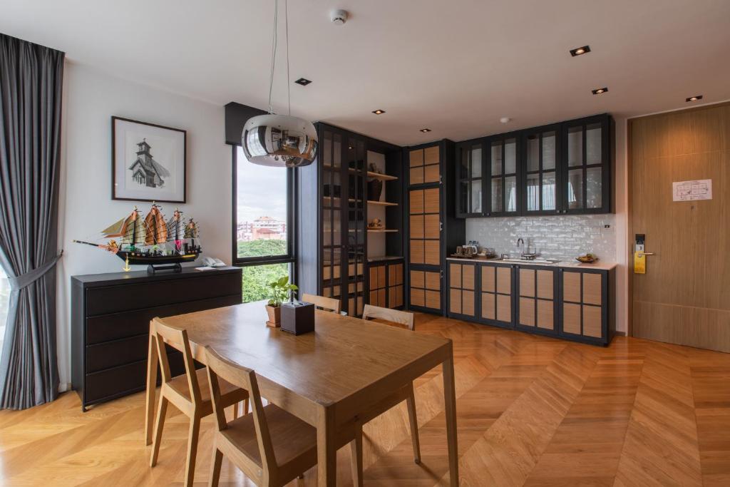 Kuchyň nebo kuchyňský kout v ubytování Sanae' Hotel Nimman