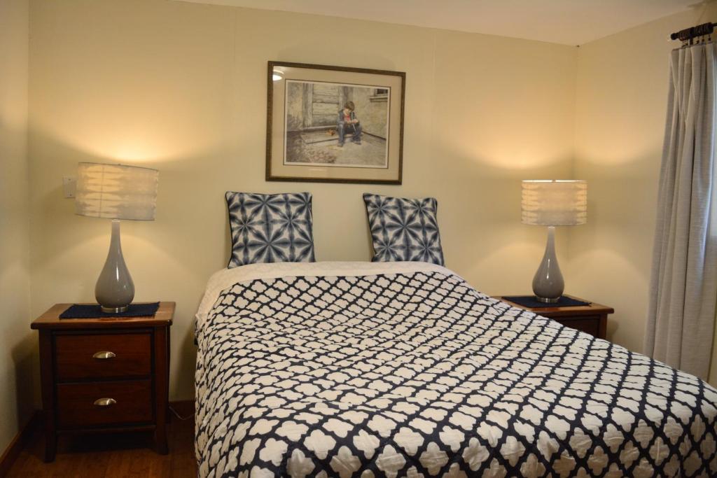 Postel nebo postele na pokoji v ubytování Gabriola Central B&B