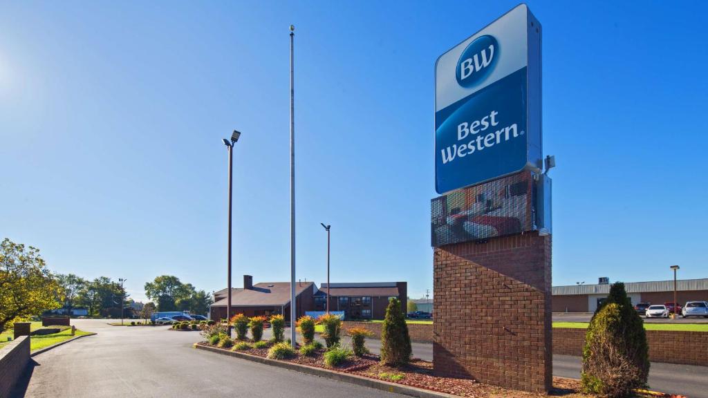 a sign for a best supermarket on the side of a road at Best Western Campbellsville Inn in Campbellsville