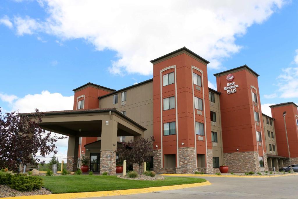 una imagen de un edificio de hotel en Best Western Plus Omaha Airport Inn en Carter Lake