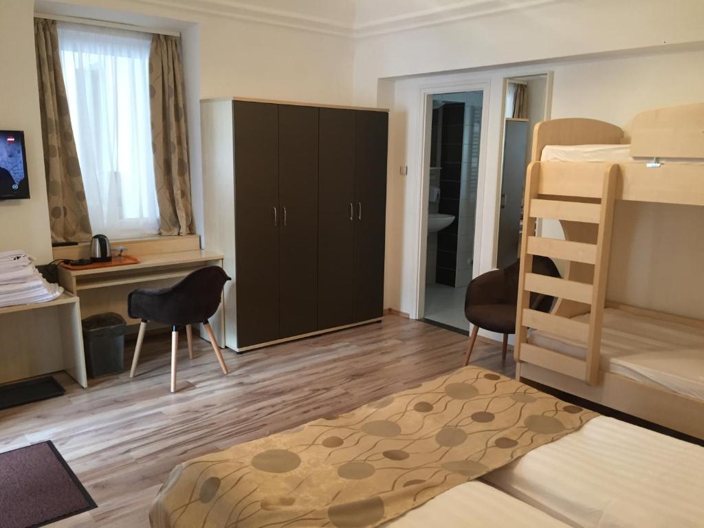 Łóżko lub łóżka w pokoju w obiekcie Pizza Tábor Apartman