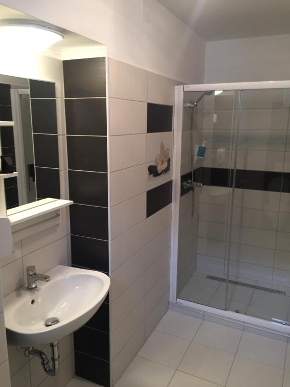 Łazienka w obiekcie Pizza Tábor Apartman