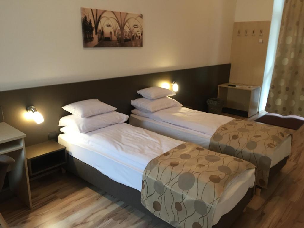 Łóżko lub łóżka w pokoju w obiekcie Pizza Tábor Apartman