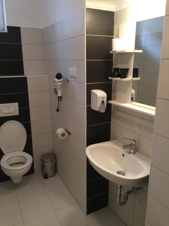 Łazienka w obiekcie Pizza Tábor Apartman