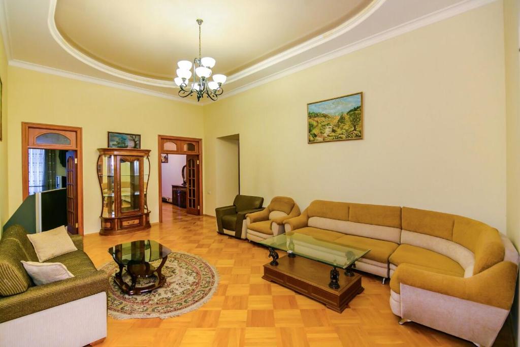 uma sala de estar com dois sofás e uma mesa em КВАРТИРА У МОРЯ-ЦЕНТР БАКУ em Baku