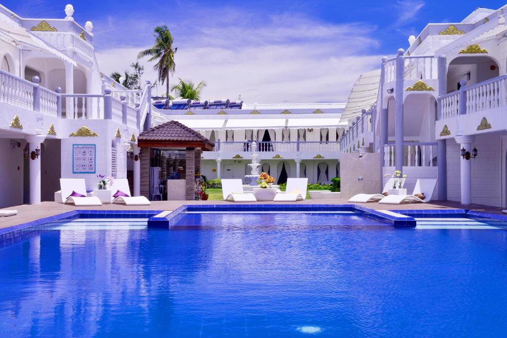 בריכת השחייה שנמצאת ב-Boracay Summer Palace Hotel או באזור