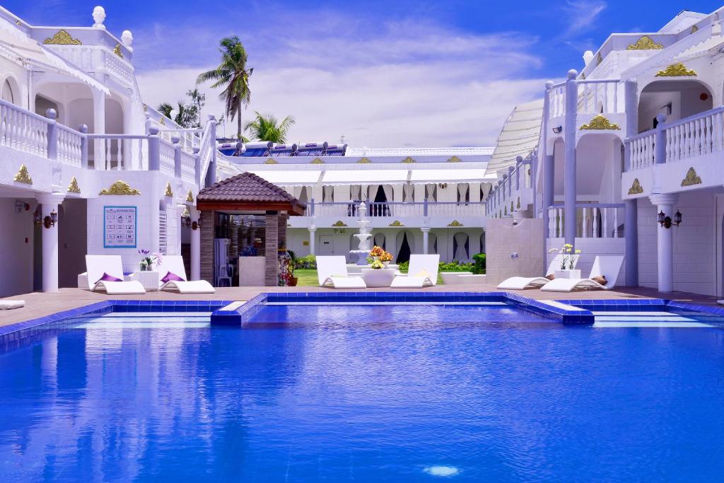 Bazén v ubytování Boracay Summer Palace Hotel nebo v jeho okolí