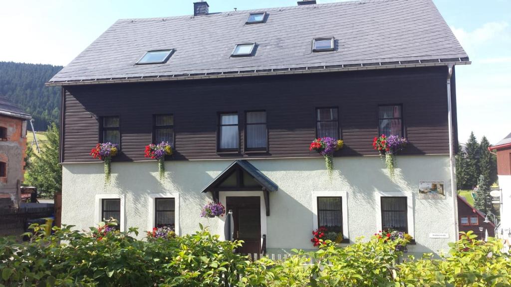 クアオルト・オーバーヴィーゼンタールにあるFerienwohnungen Fam. Lippertの白黒の家