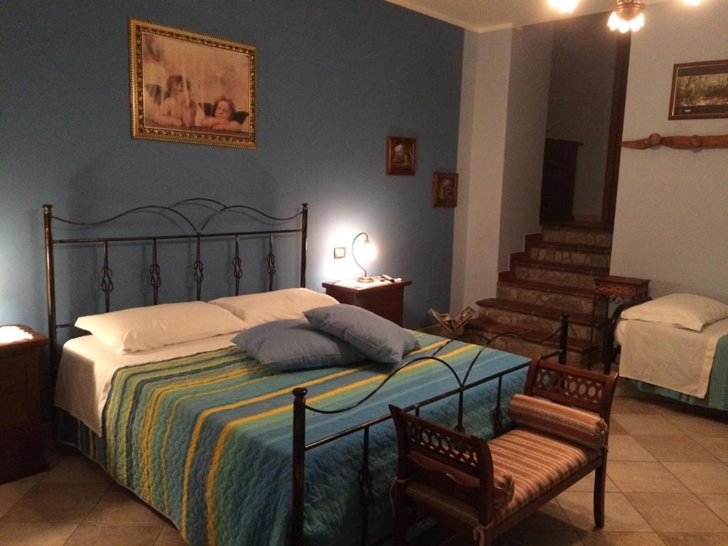 - une chambre avec un lit et deux chaises dans l'établissement Agriturismo Casa Della Nonna, à Mormanno