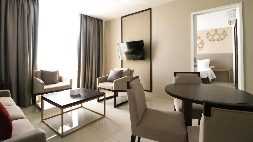 TV a/nebo společenská místnost v ubytování PALM PARK Hotel Surabaya