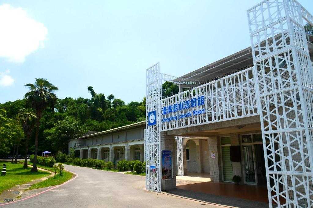 budynek z rusztowaniem poza nim w obiekcie Chengching Lakefront Resort w mieście Kaohsiung