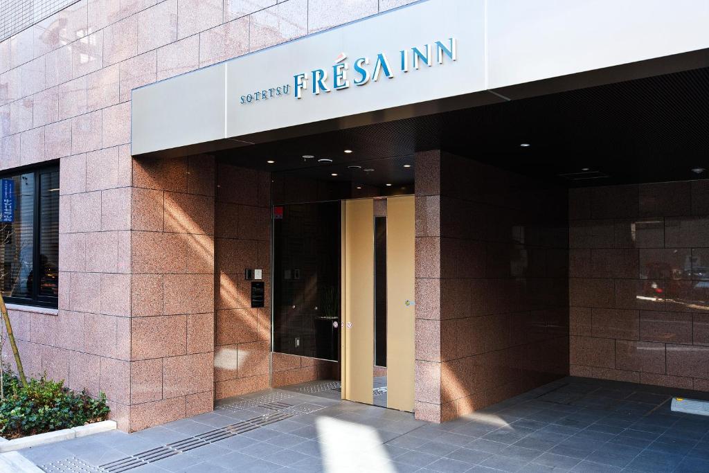 Sotetsu Fresa Inn Nihombashi-Ningyocho في طوكيو: مبنى به لافتة تقرأ في الهواء الطلق في نزل