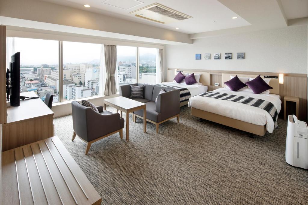 Tempat tidur dalam kamar di HOTEL MYSTAYS Hakodate Goryokaku