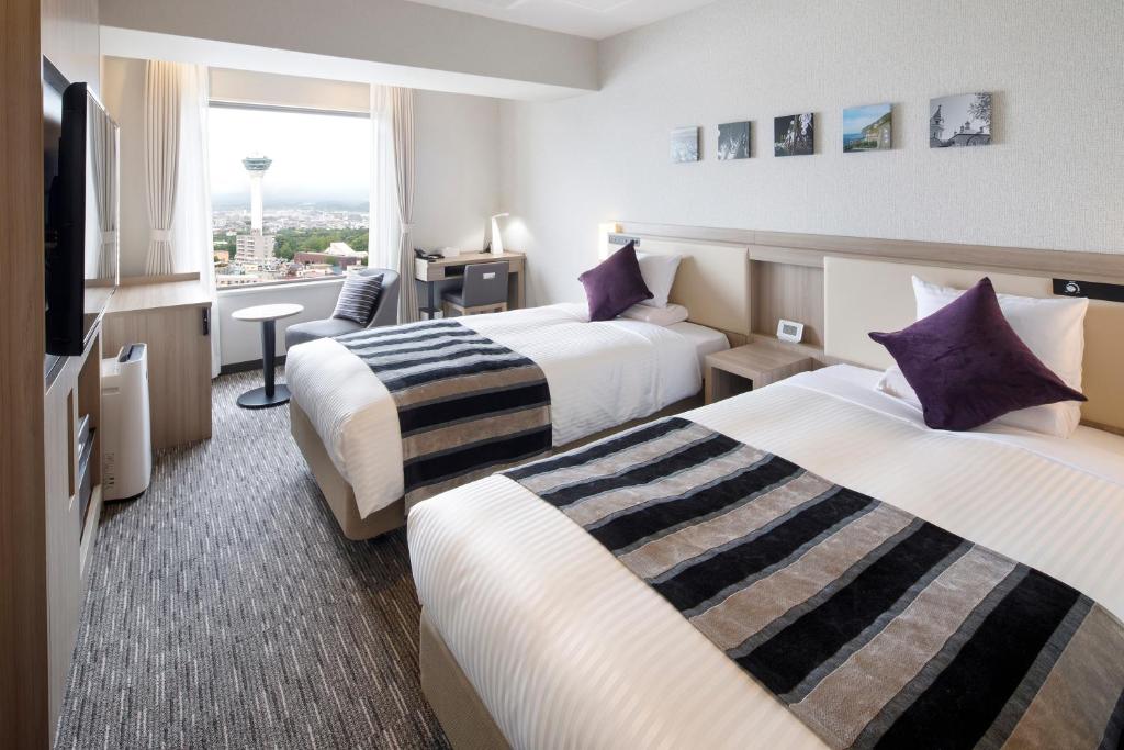 Tempat tidur dalam kamar di HOTEL MYSTAYS Hakodate Goryokaku