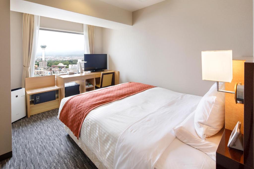 Tempat tidur dalam kamar di HOTEL MYSTAYS Hakodate Goryokaku