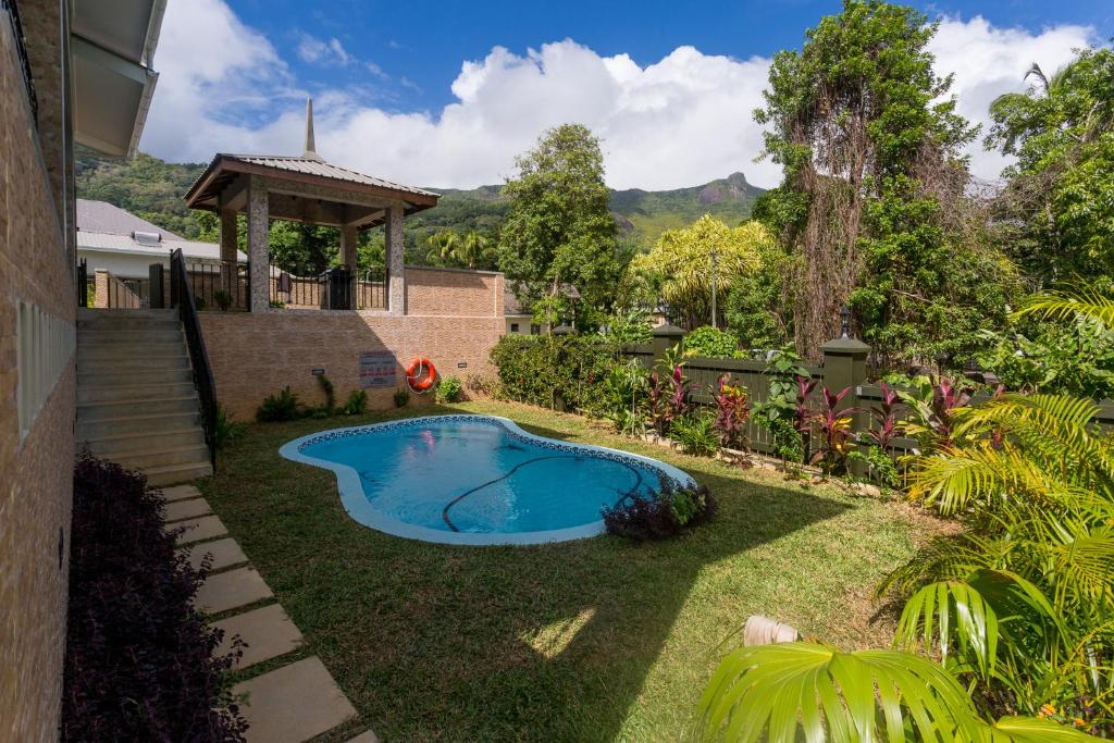 Bazén v ubytování Beau Vallon Villa Chalets nebo v jeho okolí