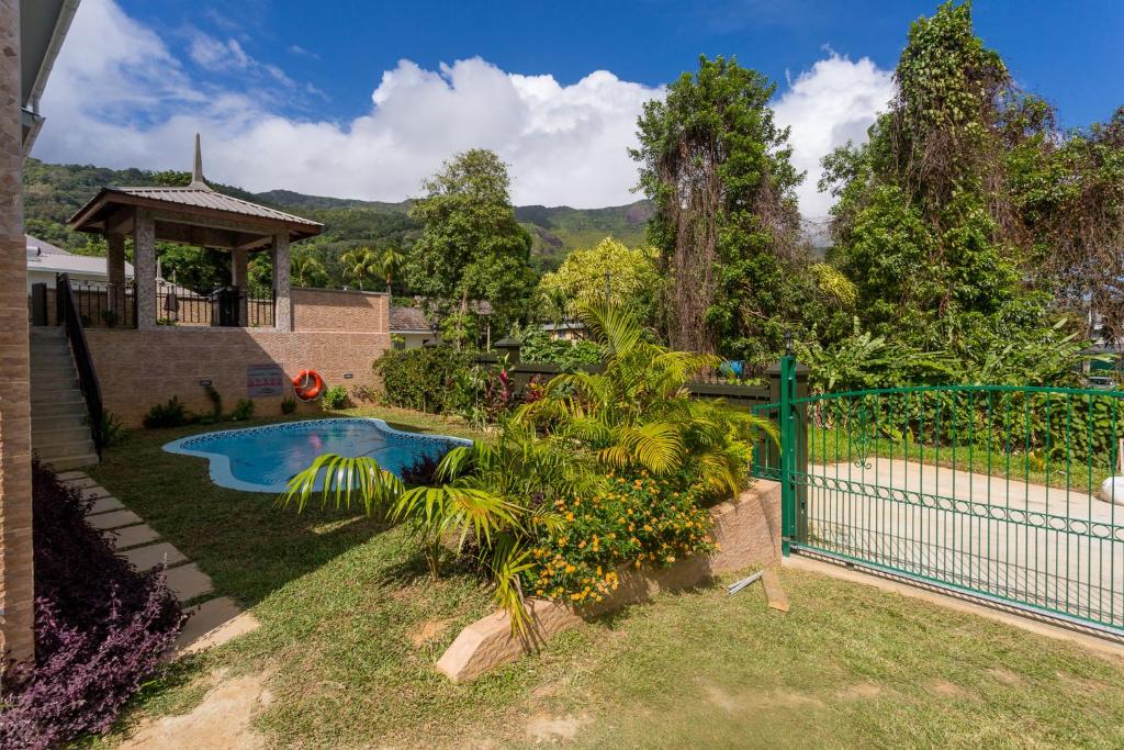 Bazén v ubytování Beau Vallon Villa Chalets nebo v jeho okolí