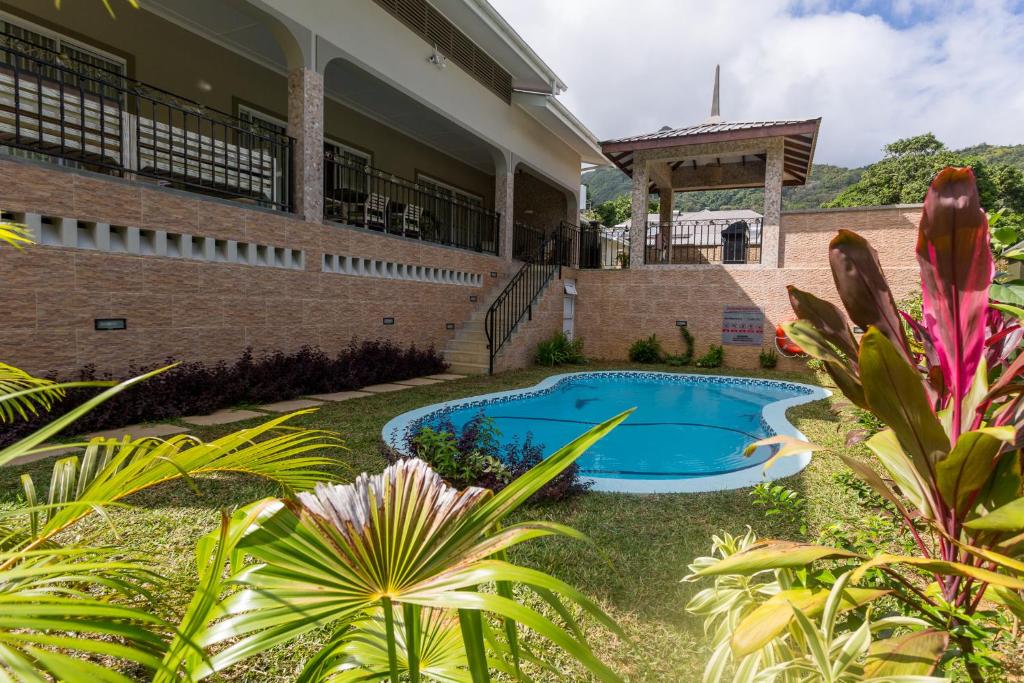 Bazén v ubytování Beau Vallon Villa Chalets nebo v jeho okolí