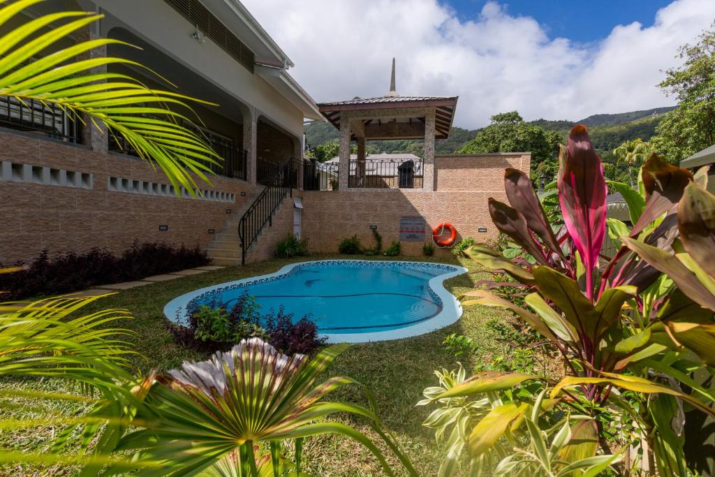 Bazén v ubytování Beau Vallon Villa Chalets nebo v jeho okolí