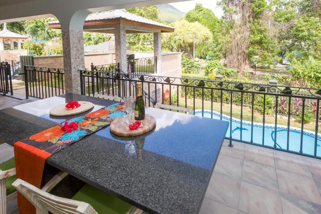 Bazén v ubytování Beau Vallon Villa Chalets nebo v jeho okolí