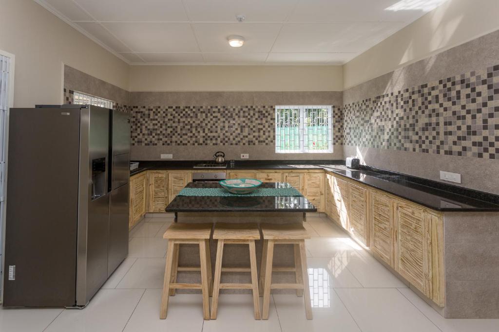 Kuchyň nebo kuchyňský kout v ubytování Beau Vallon Villa Chalets