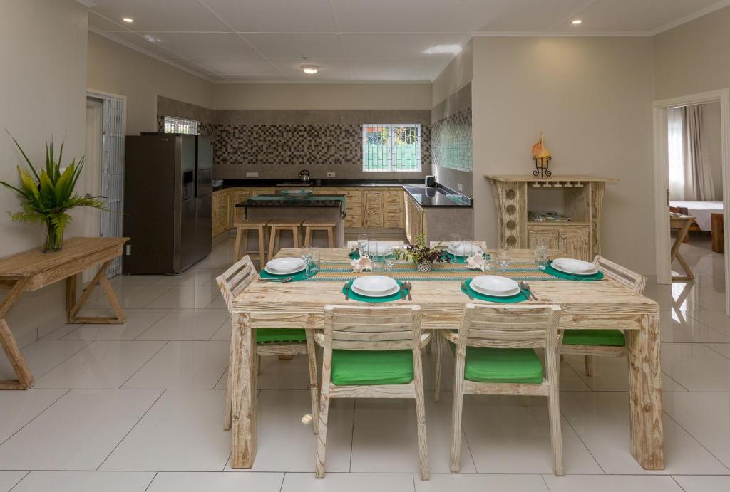 Kuchyň nebo kuchyňský kout v ubytování Beau Vallon Villa Chalets