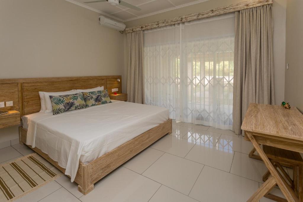 Postel nebo postele na pokoji v ubytování Beau Vallon Villa Chalets