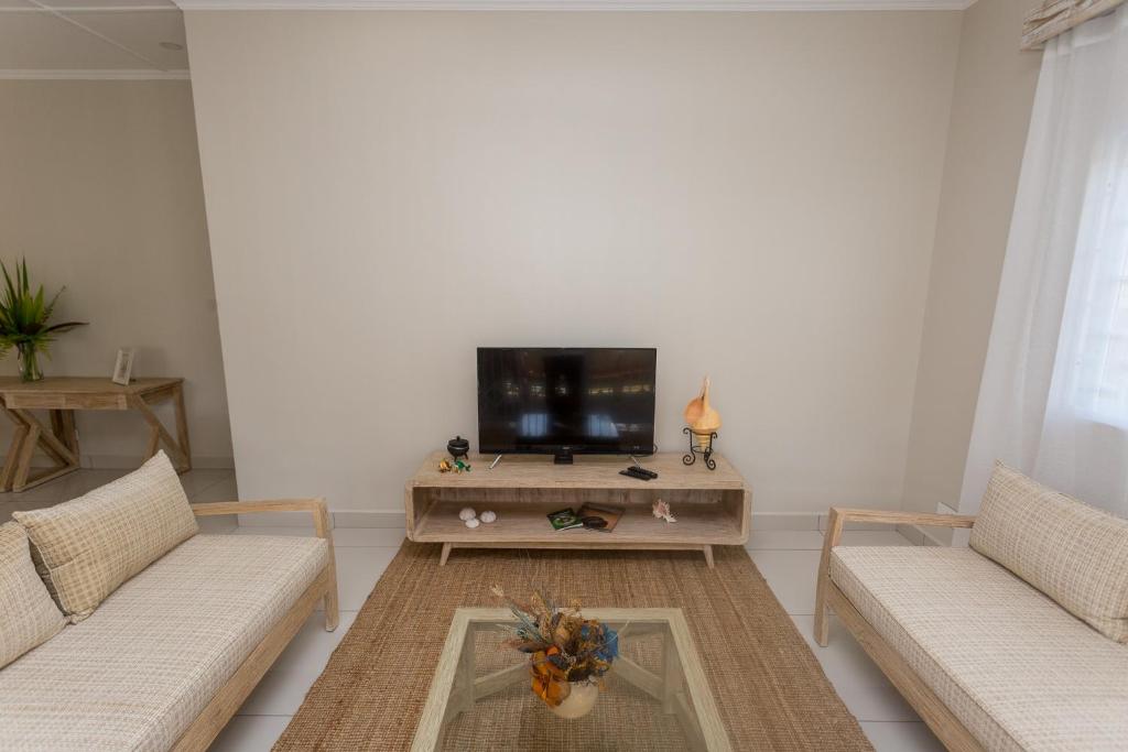 TV a/nebo společenská místnost v ubytování Beau Vallon Villa Chalets