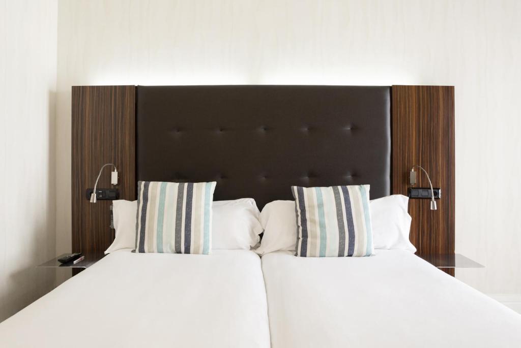 Кровать или кровати в номере Petit Palace Tamarises