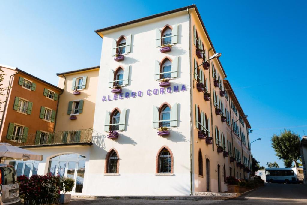 a building in the city of albuquerque at Hotel Corona in Spiazzi Di Caprino