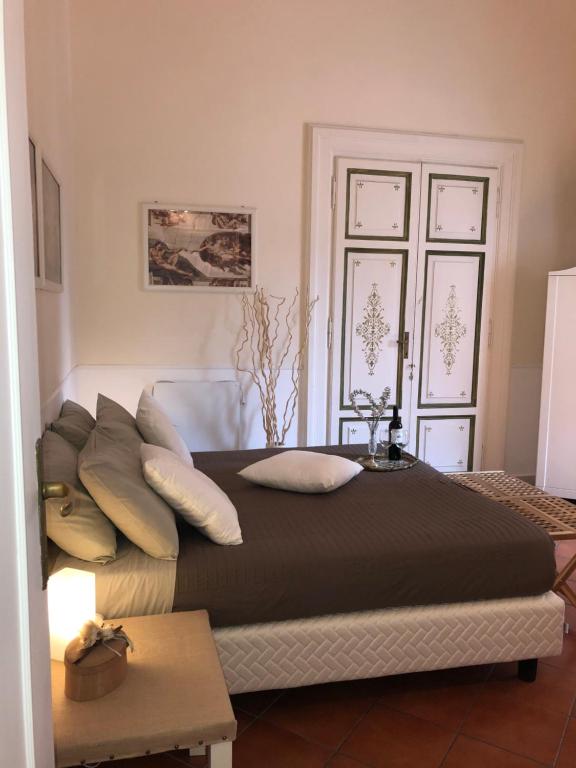 una camera da letto con un grande letto con cuscini sopra di Vicolo Doria Apartment a Roma