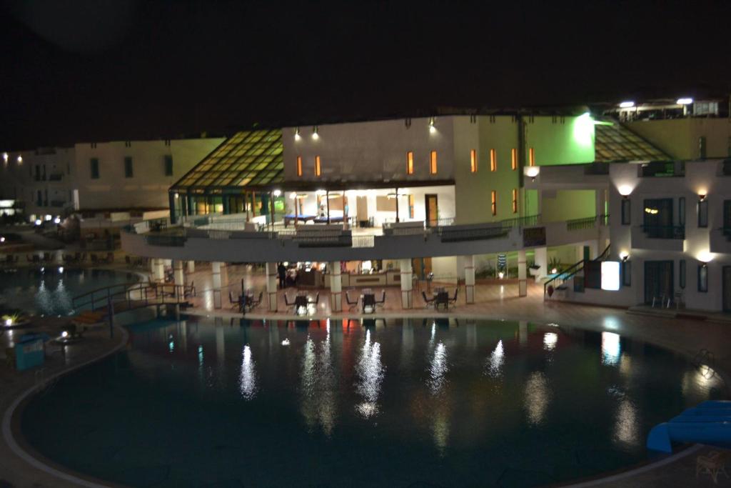 Bazén v ubytování Sharm Holiday Resort nebo v jeho okolí
